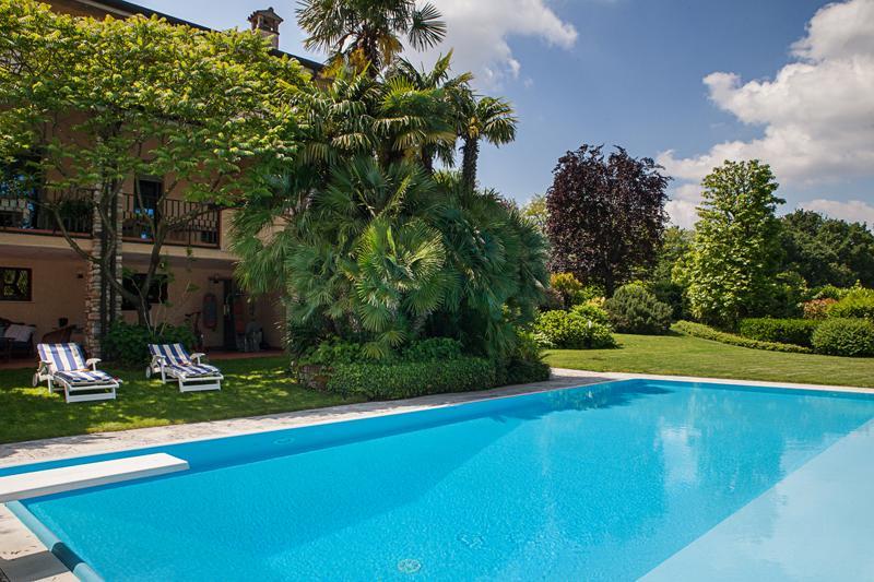 B&B Villa Adriano เดเซนซาโนเดลการ์ดา ภายนอก รูปภาพ