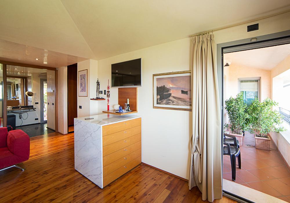 B&B Villa Adriano เดเซนซาโนเดลการ์ดา ภายนอก รูปภาพ