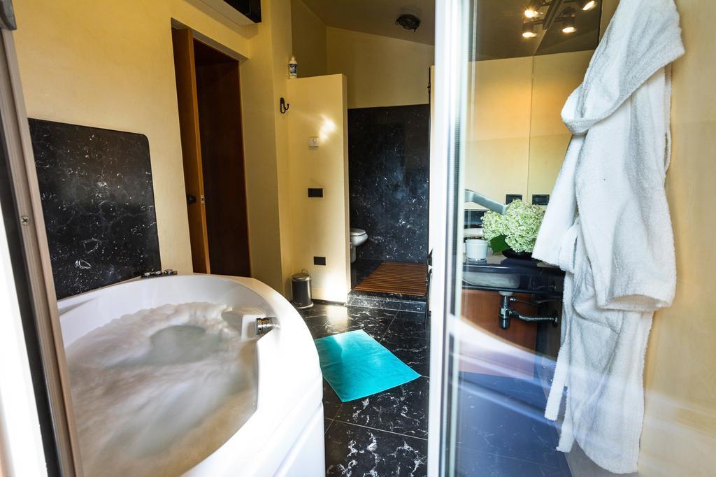 B&B Villa Adriano เดเซนซาโนเดลการ์ดา ภายนอก รูปภาพ