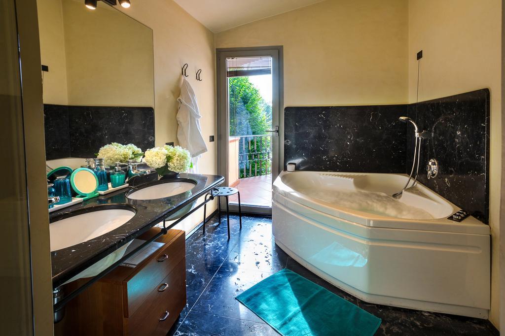 B&B Villa Adriano เดเซนซาโนเดลการ์ดา ภายนอก รูปภาพ