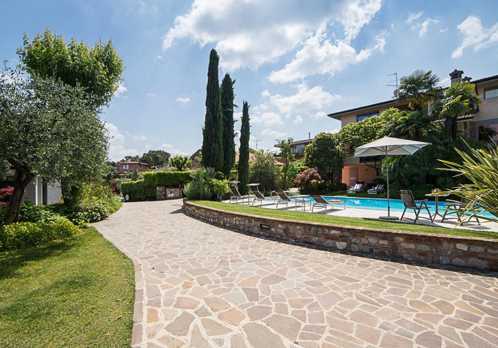 B&B Villa Adriano เดเซนซาโนเดลการ์ดา ภายนอก รูปภาพ