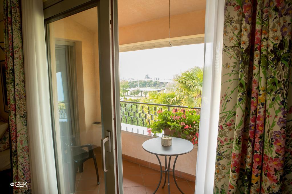 B&B Villa Adriano เดเซนซาโนเดลการ์ดา ภายนอก รูปภาพ