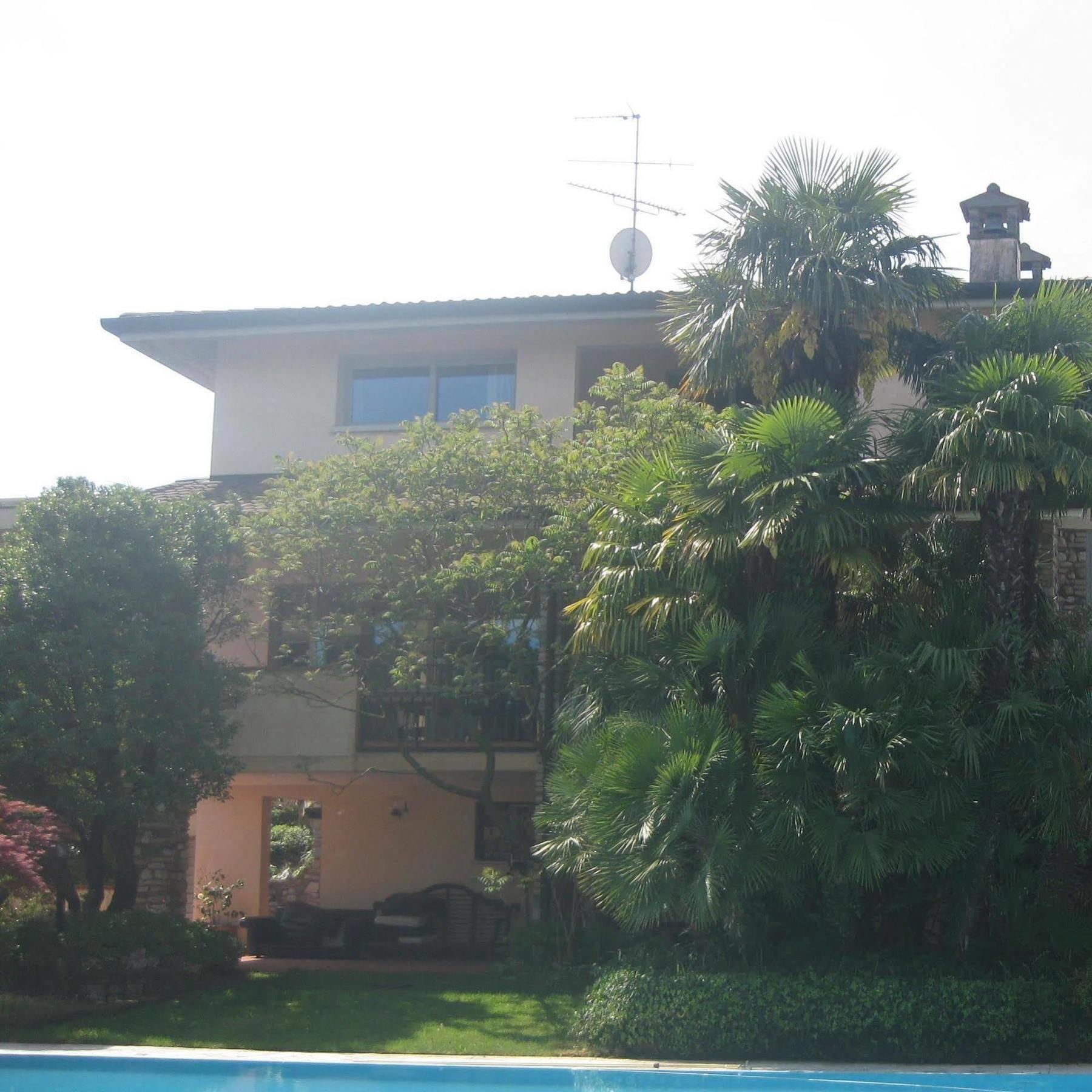 B&B Villa Adriano เดเซนซาโนเดลการ์ดา ภายนอก รูปภาพ