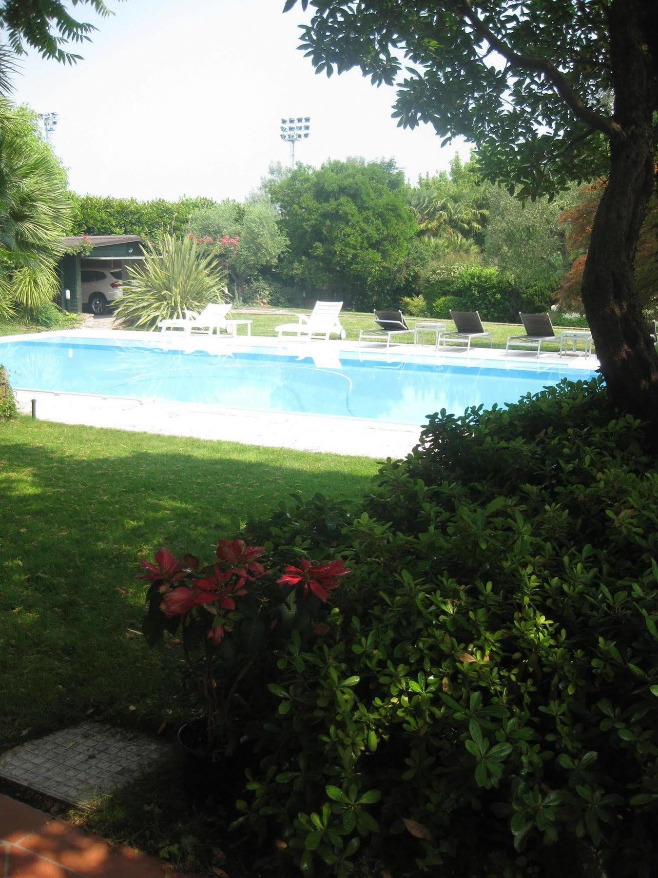B&B Villa Adriano เดเซนซาโนเดลการ์ดา ภายนอก รูปภาพ
