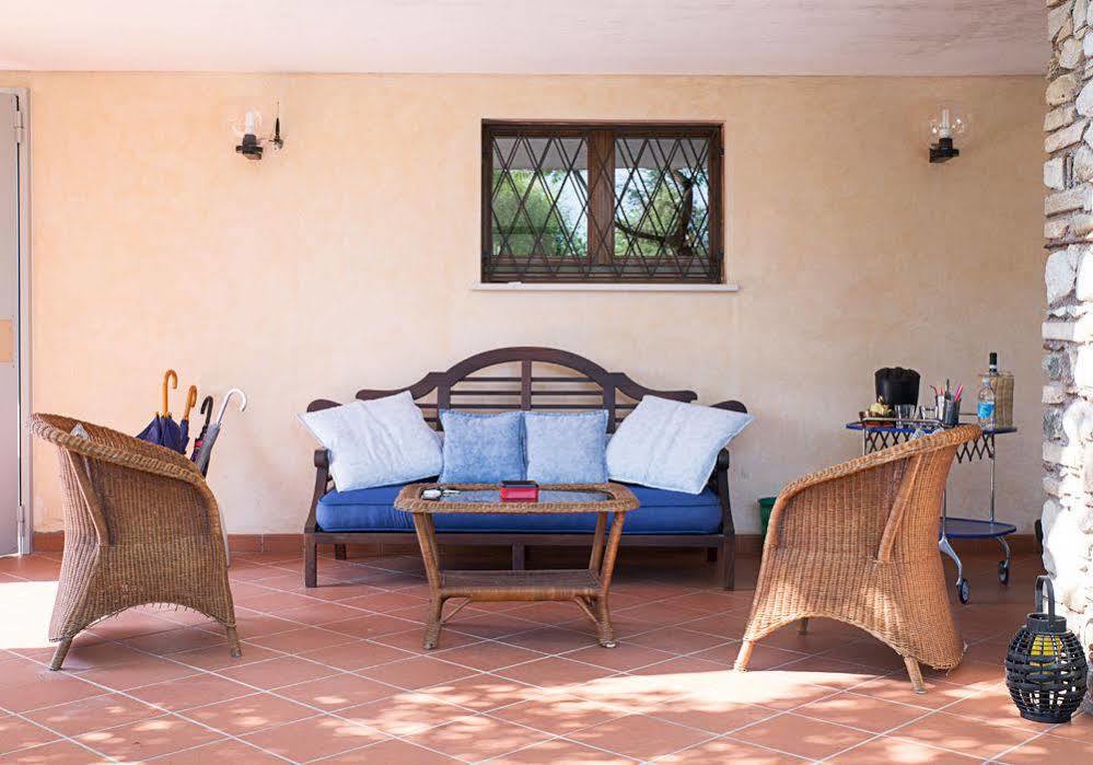 B&B Villa Adriano เดเซนซาโนเดลการ์ดา ภายนอก รูปภาพ