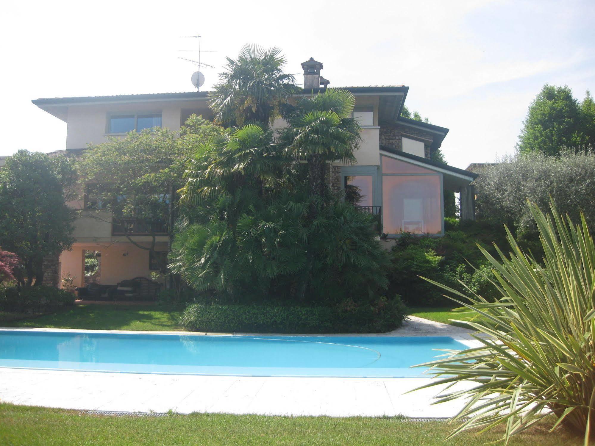 B&B Villa Adriano เดเซนซาโนเดลการ์ดา ภายนอก รูปภาพ