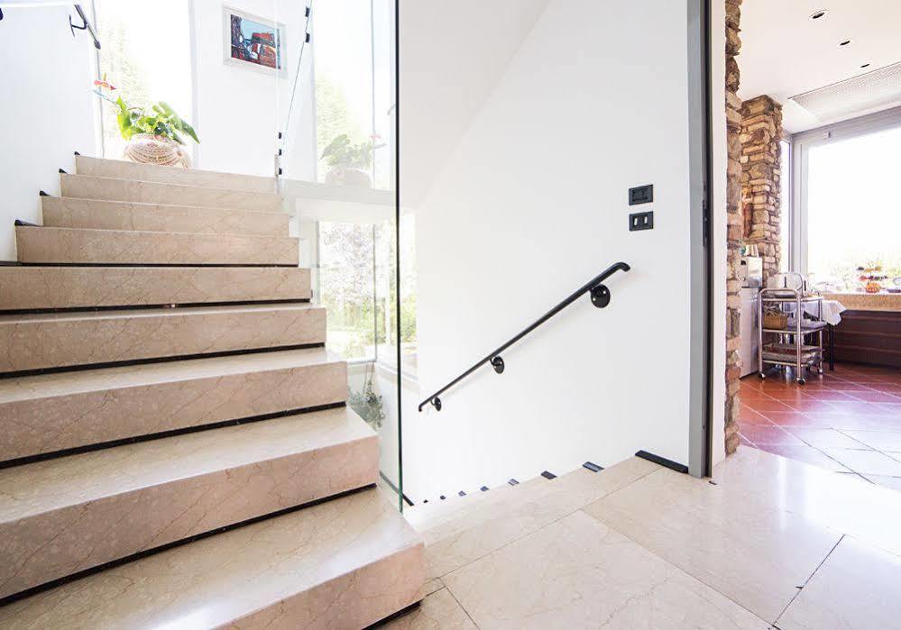 B&B Villa Adriano เดเซนซาโนเดลการ์ดา ภายนอก รูปภาพ
