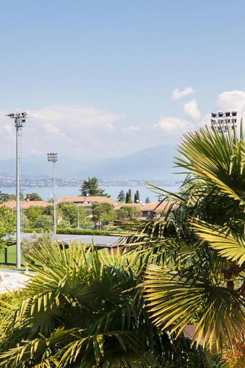 B&B Villa Adriano เดเซนซาโนเดลการ์ดา ภายนอก รูปภาพ